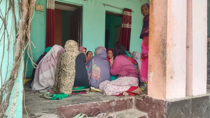 घटना के बाद रोते-बिलखते मृतक के परिजन।