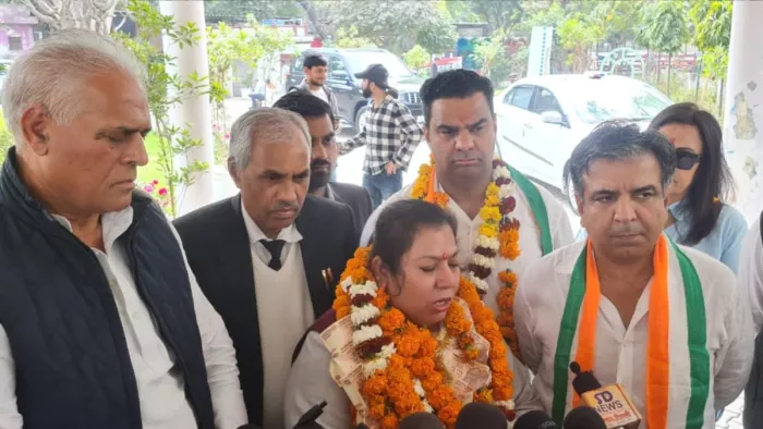गुरुग्राम नगर निगम मेयर के लिए कांग्रेस से उम्मीदवार सीमा पाहुजा नामांकन दाखिल करने के लिए पहुंचीं। फोटो- जागरण