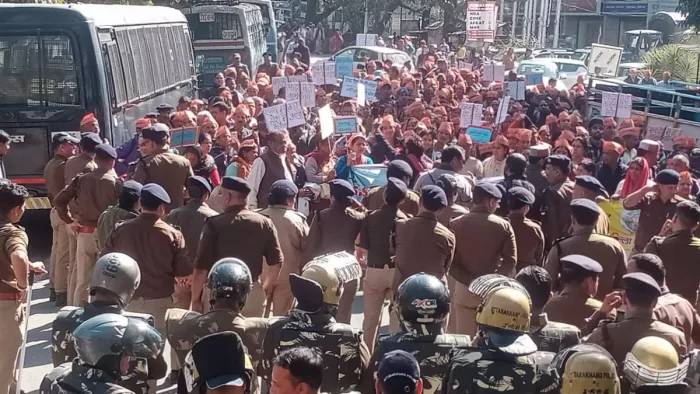 हरिद्वार में गुरिल्ला संगठन ने मुख्यमंत्री आवास कूच किया। (तस्वीर जागरण।
