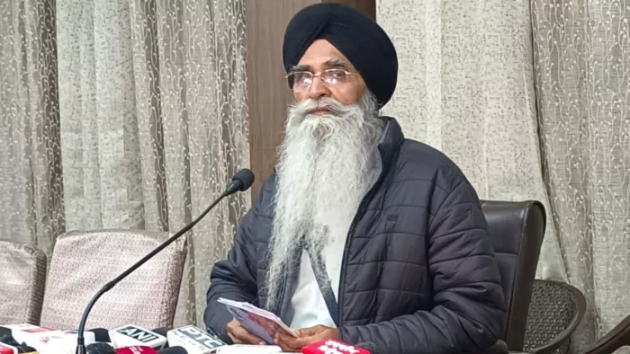 पत्रकार वार्ता के दौरान जानकारी देते हुए एसजीपीसी अध्यक्ष हरजिंदर सिंह धामी।