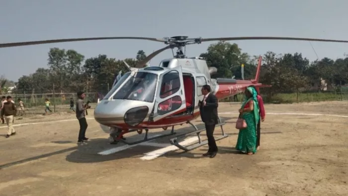 गांव की बेटी- दामाद को लेकर पहुंचा हेलीकॉप्टर