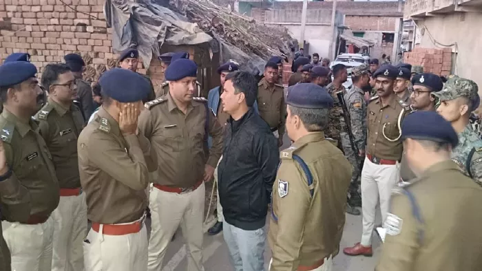 घटना के बाद इलाके में भारी पुलिस बल तैनात