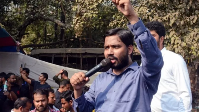 पटना में फिर सड़क पर उतरे खान सर। फोटो- एएनआई