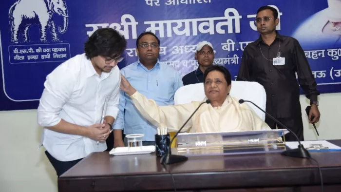 बसपा प्रमुख मायावती के साथ आकाश आनंद।- फाइल फोटो