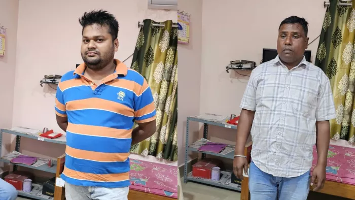 पुलिस की गिरफ्त में क्लर्क और एक व्यक्ति। (फोटो जागरण)
