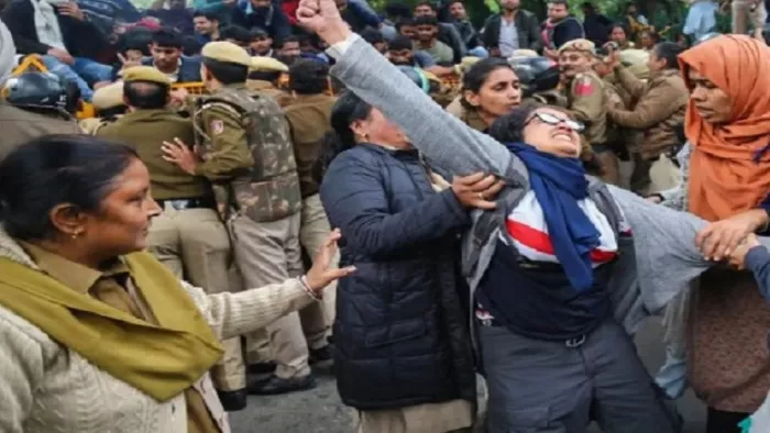 जामिया परिसर में प्रदर्शन करते छात्र-छात्राएं। जागरण