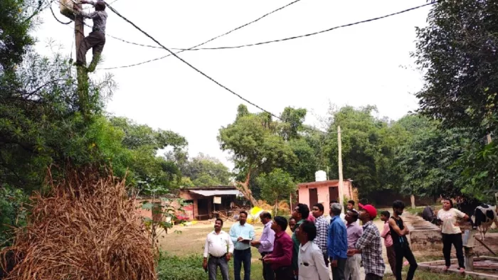 बिजली विभाग की टीम को मोहल्ले के लोगों ने दौड़ाकर पीटा।- सांकेतिक तस्वीर