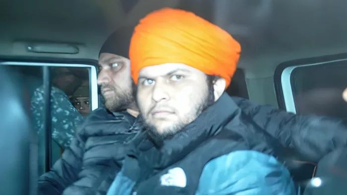 अमृतसर एयरपोर्ट पर पहुंचने के बाद युवक को पगड़ी पहनाई गई।