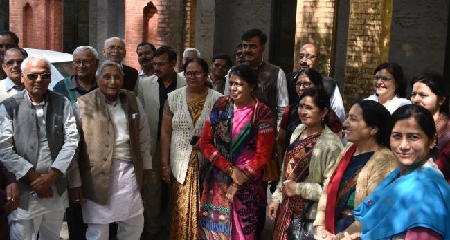 हिंदी शिक्षक को बनाया अंग्रेजी का परीक्षक