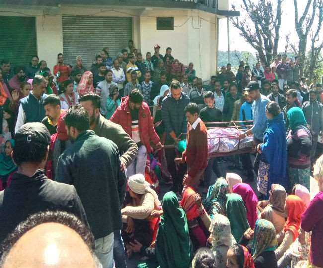 काँगड़ा:धर्मशाला में युवक की मौत मामले में ग्रामीणों ने किया चक्का जाम, शव सड़क पर रखकर प्रदर्शन काँगड़ा:धर्मशाला में युवक की मौत मामले में ग्रामीणों ने किया चक्का जाम, शव सड़क पर रखकर प्रदर्शन