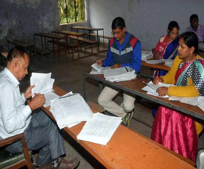 UP Board 10th and 12th Exam 2020 : अव्यवस्थाओं के बीच यूपी बोर्ड की कॉपियों का मूल्यांकन शुरू