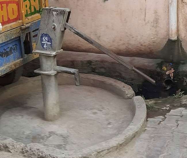 Bihar News भभुआ के एसडीओ कार्यालय व न्यायालय परिसर में चापाकल नहीं दे