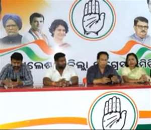 बालेश्वर में पत्रकार सम्मेलन को संबोधित करते जिला कांग्रेस के अध्यक्ष संजीव गिरी