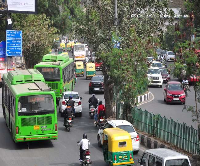 दिन में व्यस्त समय में भी जाम लगा रहता है।