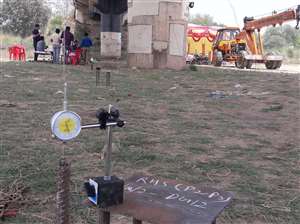 मीरजापुर में शास्त्री सेतु के नीचे टेस्टिंग के लिए लगाया गया डायल गेज।