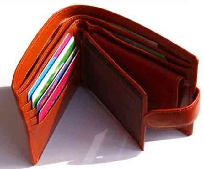 Vastu Tips For Purse पर्स में भूलकर भी न रखें ये सामान हो सकती है धन