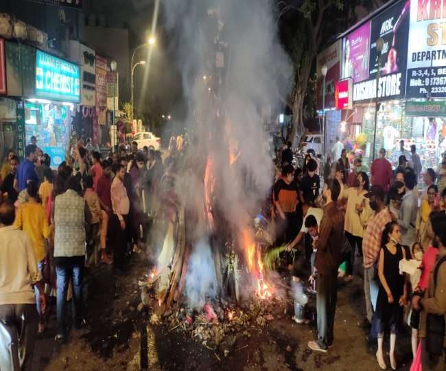 https://www.jagranimages.com/images/newimg/17032022/17_03_2022-holika_dahan_22550906_224310753.jpg