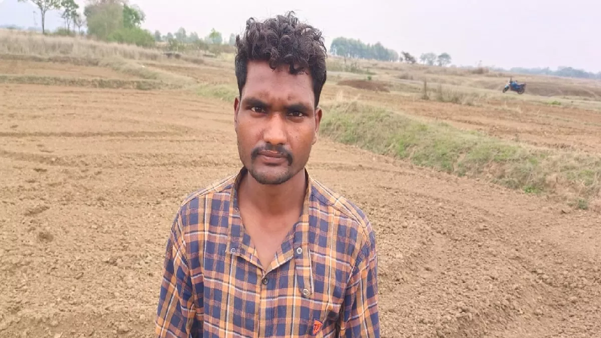 कैरो में सि‍ंचाई को लेकर परेशान कि‍सान पारस महली।