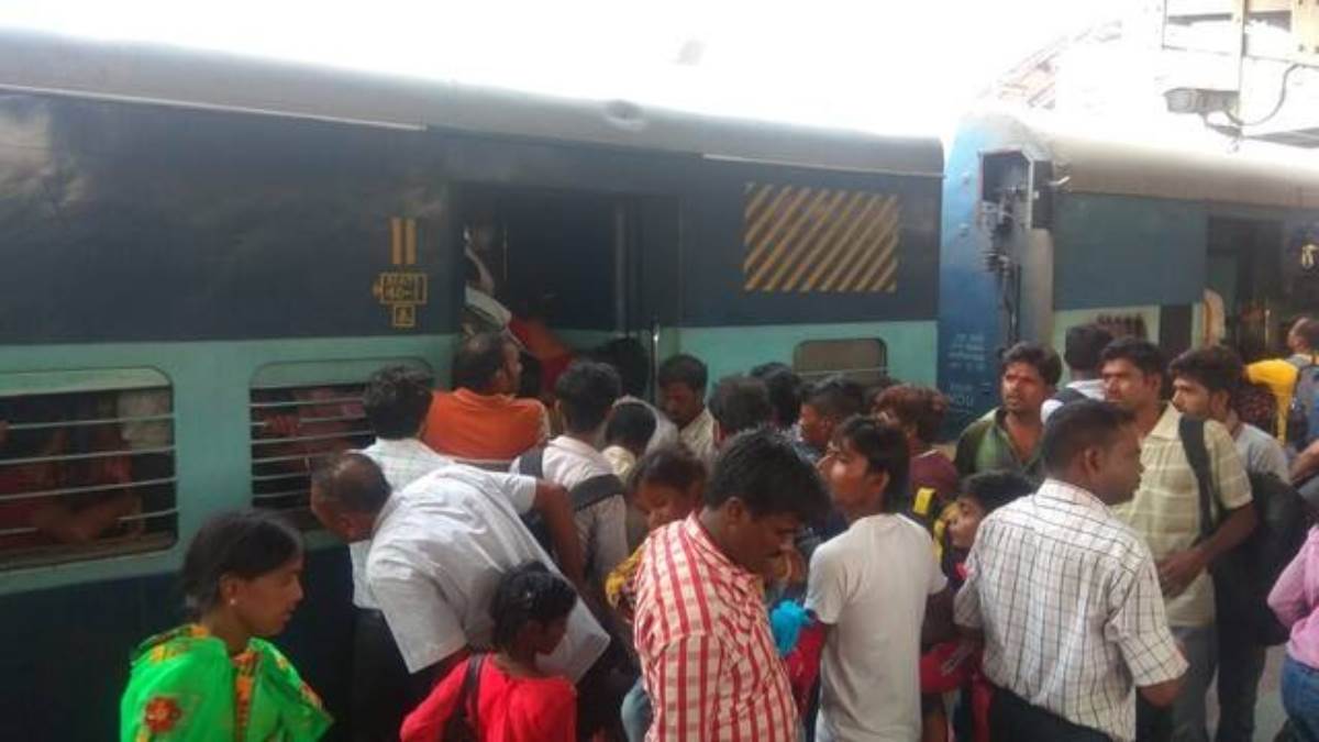 ट्रेन में AC कोच बढ़ाए: जनरल-स्लीपर में चढ़ने के लिए मारामारी, किसी की छूटी  चप्पल; गिरी दवाई, टूटी कान की बाली - In Mithila Express Train due to  reduction general and ...