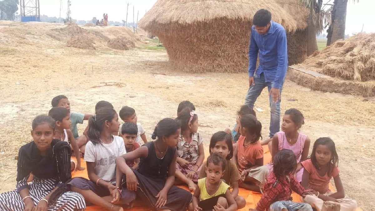 नवादा: थैला में कार्यालय और गौशाला में विद्यालय, बेहतर शिक्षा को तरस रहे बच्चे