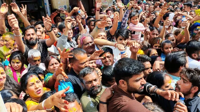 Mathura News: वृंदावन के बांकेबिहारी मंदिर में भक्तों की भारी भीड़।