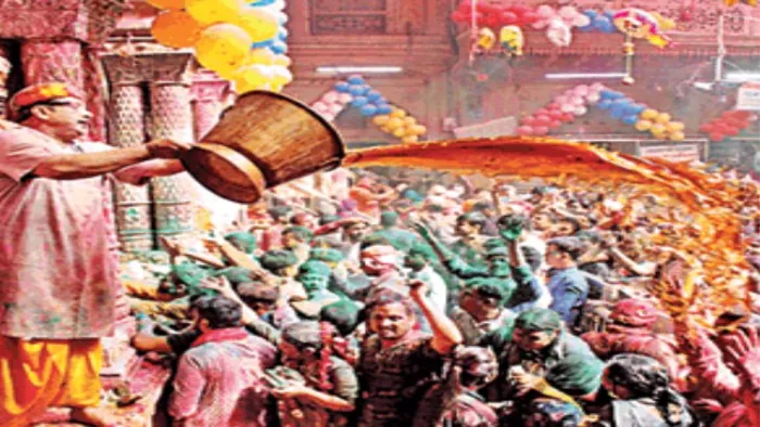 Holi 2024: मथुरा में होलिका अष्टक के साथ शुरू हुए होली के आयोजन।