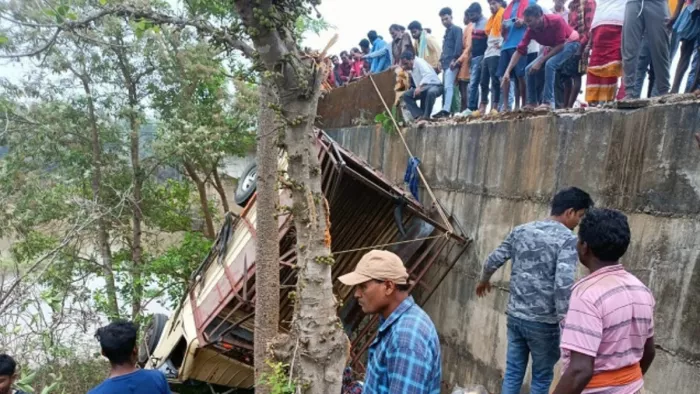 पुल के नीचे गिरी पिकअप वैन को बाहर निकाला जा रहा है।