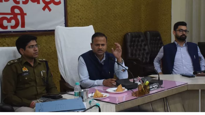 बरेली और आंवला सीट की जानकारी देते एसएसपी और डीएम।