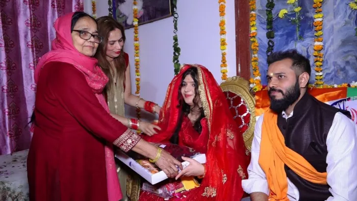 यूट्यूबर दिवाकर कुमार और ईरानी युवती फैजा की सगाई की तस्वीर।