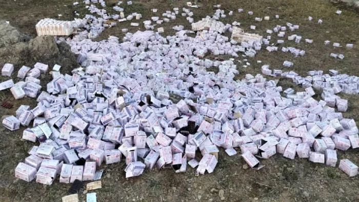 कांडी में किसी अज्ञात के द्वारा बड़ी मात्रा में बाहर फेंकी गई सरकारी दवाइयां
