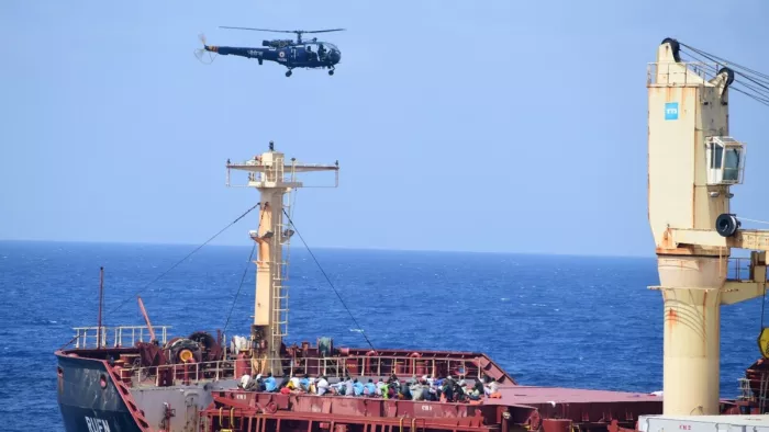 भारतीय वायु सेना ने 17 बंधकों को कराया मुक्त (फोटो- @indiannavy)