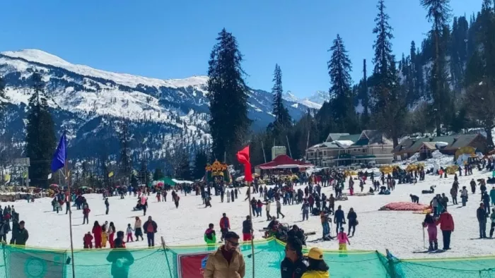 हिमपात से बढ़ा पर्यटन कारोबार, बर्फ की सफेद चादर से ढके पहाड़