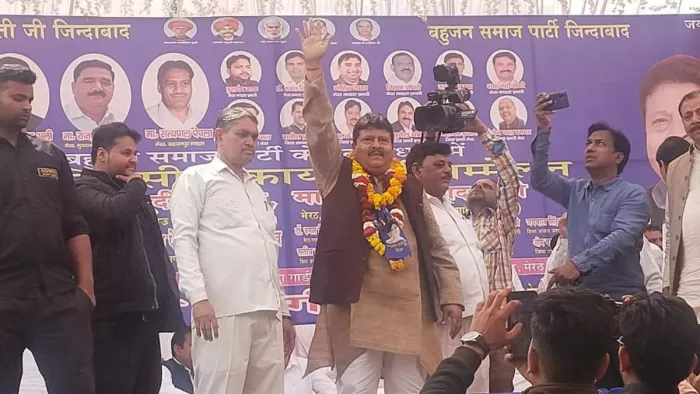 बीएसपी ने लोकसभा प्रत्याशी देववृत त्यागी को प्रत्याशी बनाया है।
