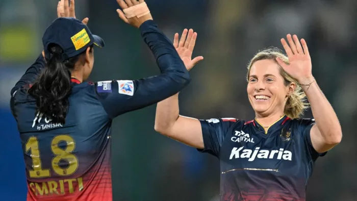 sophie Molineux ने एक ही ओवर में लिए तीन विकेट। फोटो- एपी