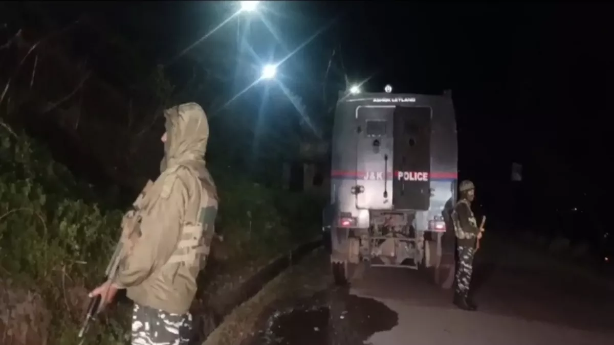 Poonch News: रात में दिखा संदिग्ध...सुरक्षाबलों ने की फायरिंग, जारी रहा तलाशी अभियान; आसपास के इलाकों में डर का माहौल
