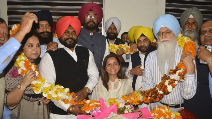 नगर निगम के सीनियर डिप्टी मेयर का कार्यभार संभालते हुए प्रियंका शर्मा। जागरण फोटो