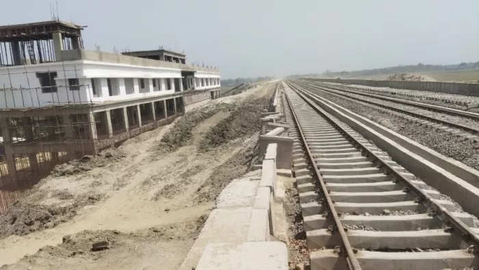 पिपरा में बन रहा स्टेशन व बिछी पटरी। जागरण