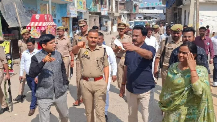 निरीक्षण के दौरान पालिका की जमीन पर बने अवैध मकानों पर कार्यवाही के लिए आदेश देते जिलाधिकारी व एसपी। जागरण