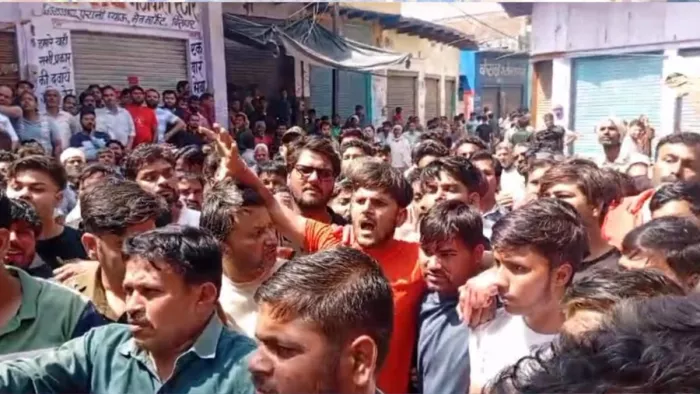घटना के बाद आक्रोशित लाेगों ने जमकर किया हंगामा।- जागरण