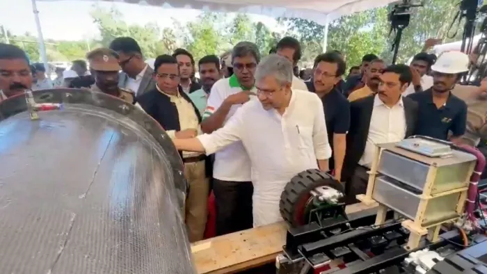 भारत में बन रही दुनिया की सबसे बड़ी हाइपरलूप ट्यूब। (फोटो- पीटीआई)