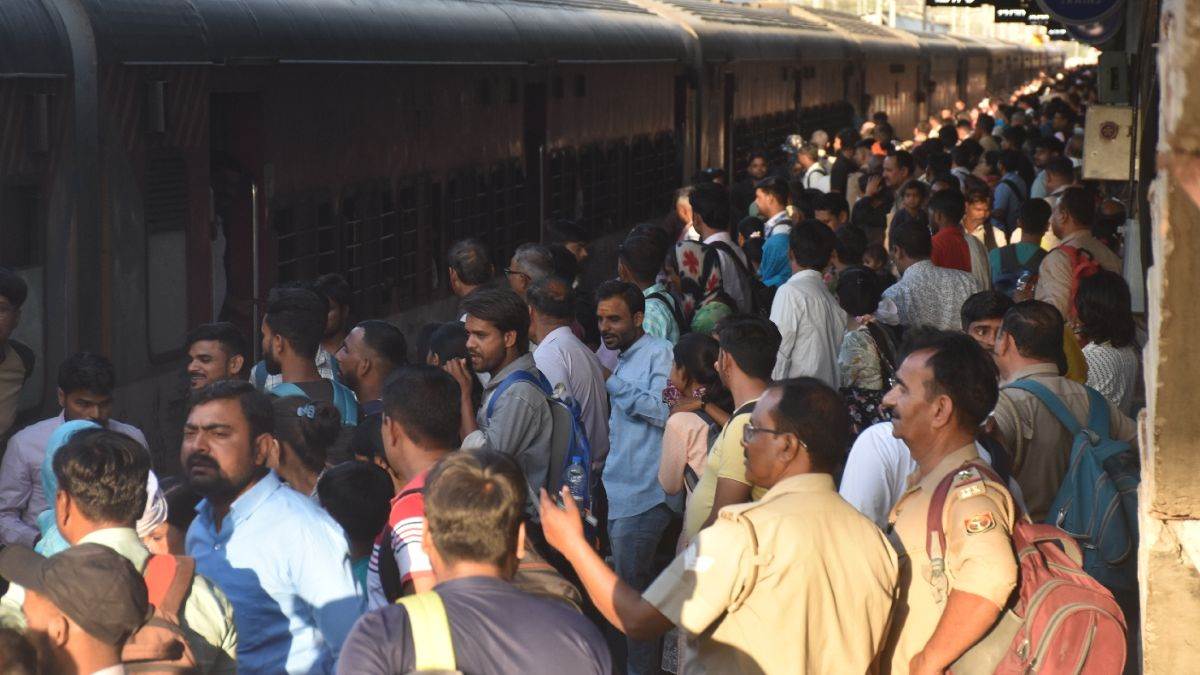 https://www.jagranimages.com/images/newimg/17032025/17_03_2025-kanpur_central_23901420.jpg