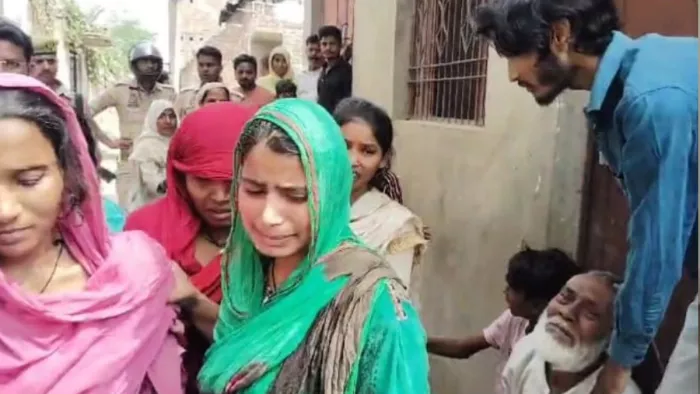 गांव में घटना के बाद रोते-बिलखते परिजन।