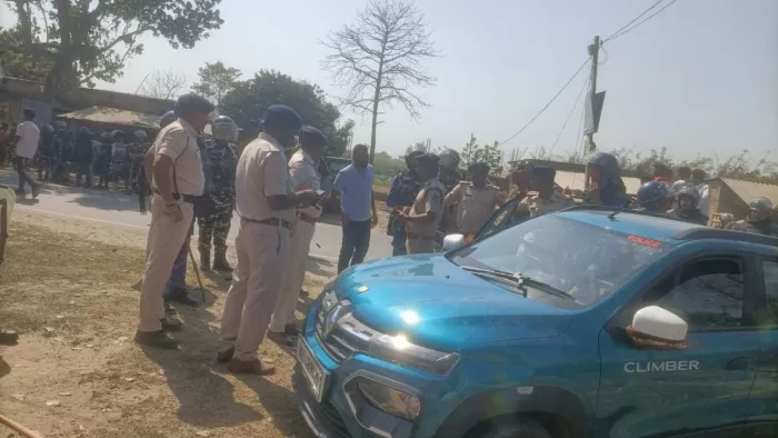 घटनास्थल पर एसएसबी जवान की स्टीकर लगी कार। (जागरण)