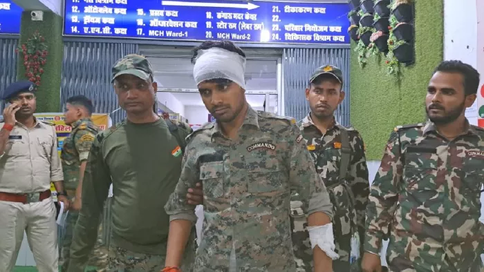 जख्मी जवान बबलू रजक को इलाज के बाद ले जाती पुलिस