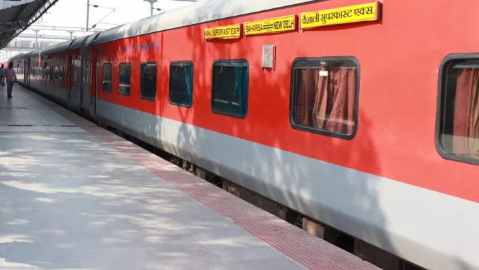 स्वतंत्रता सेनानी-वैशाली सुपरफास्ट और बिहार संपर्क क्रांति में 100 से ज्यादा वेटिंग