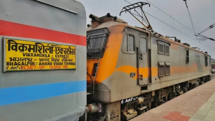 विक्रमशिला एक्सप्रेस और दानापुर इंटरसिटी में पैर रखने की जगह नहीं