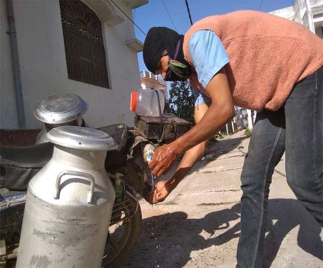 CoronaVirus Lockdown Bihar: कोरोना को भगाने का इस युवक ने निकाला उपाय, लोगों ने कहा-दूधवाला हो तो ऐसा..