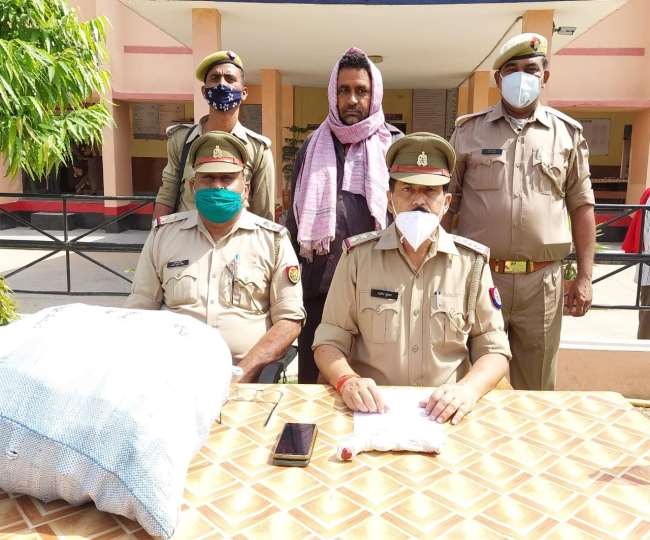 अलीगढ़ की इगलास कोतवाली पुलिस ने अवैध शराब व तमंचा समेत एक युवक को गिरफ्तार किया है।