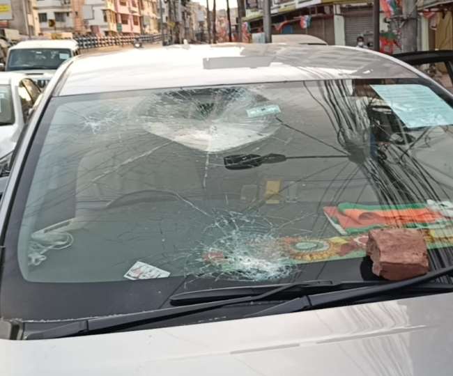हमले में क्षतिग्रस्त भाजपा उम्मीदवार राजू बनर्जी का वाहन।