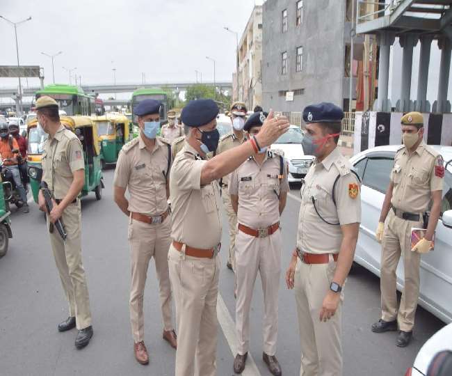 दिल्ली के पुलिस आयुक्त एस एन श्रीवास्तव निर्देश देते हुए।